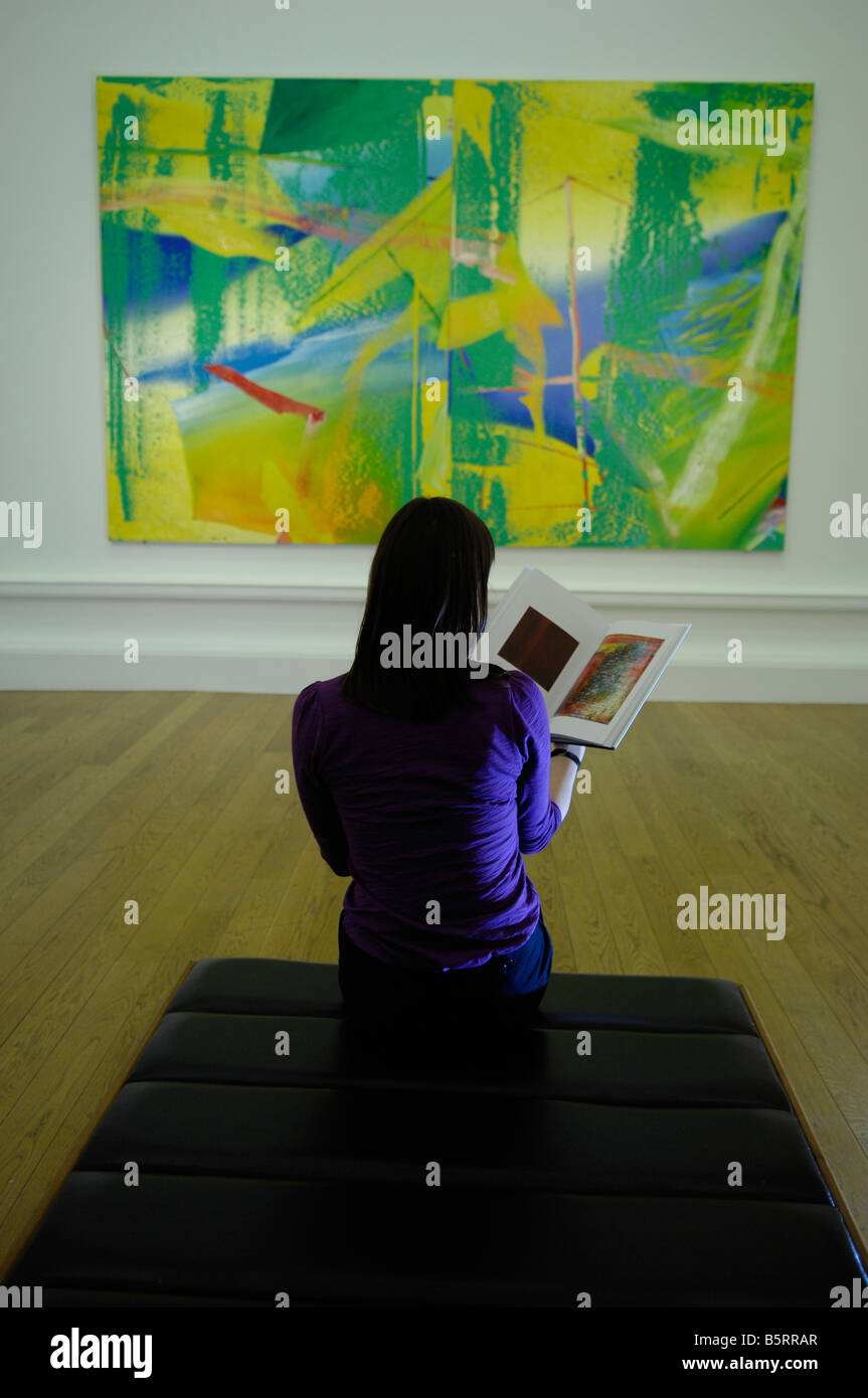 Gerhard Richter su dei più influenti artisti europei degli ultimi cinquant'anni, ragazza seduta guardando una pittura di Richter Foto Stock