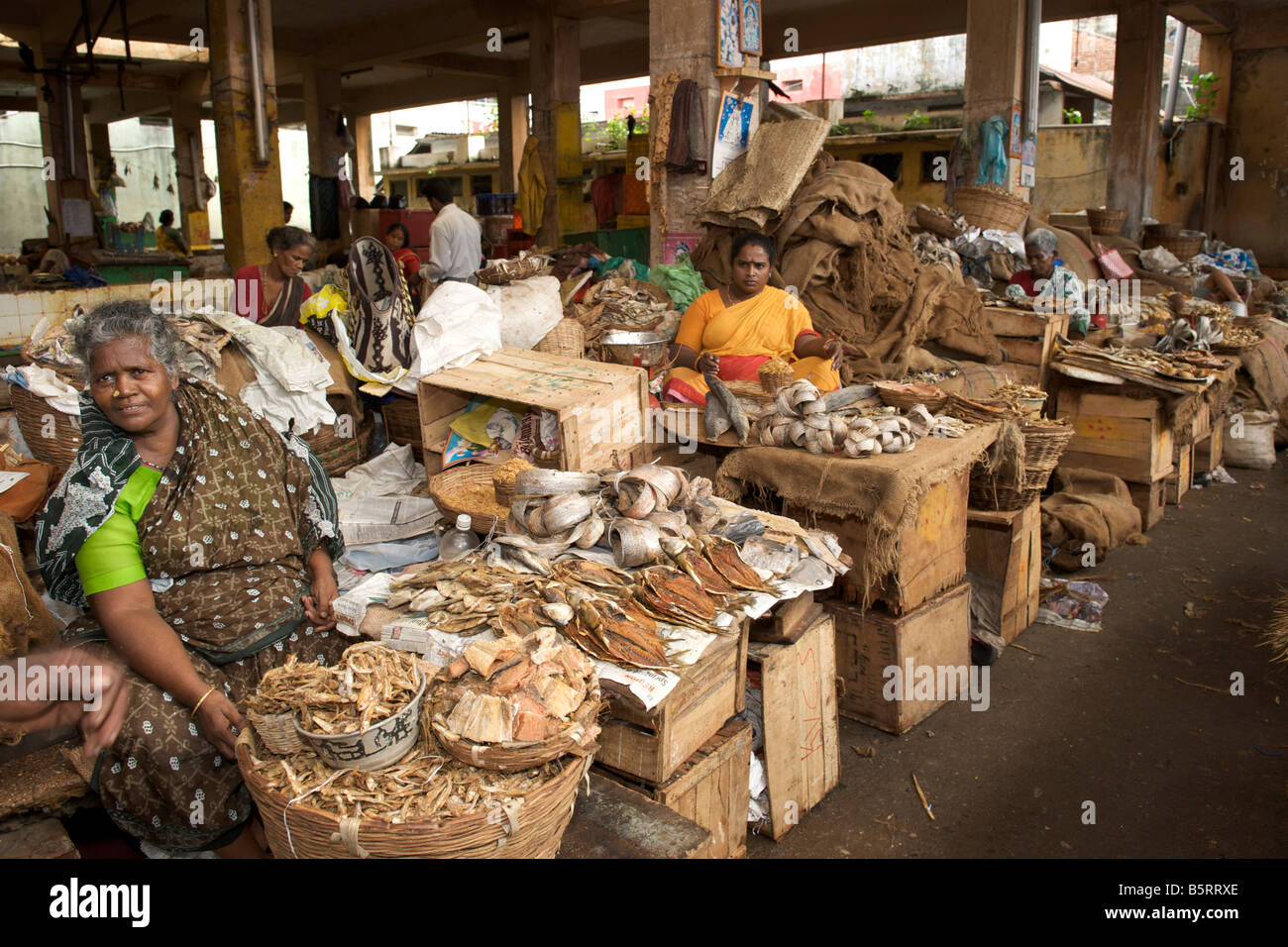 Interno del Grand Bazaar e il mercato del pesce di Pondicherry India. Foto Stock