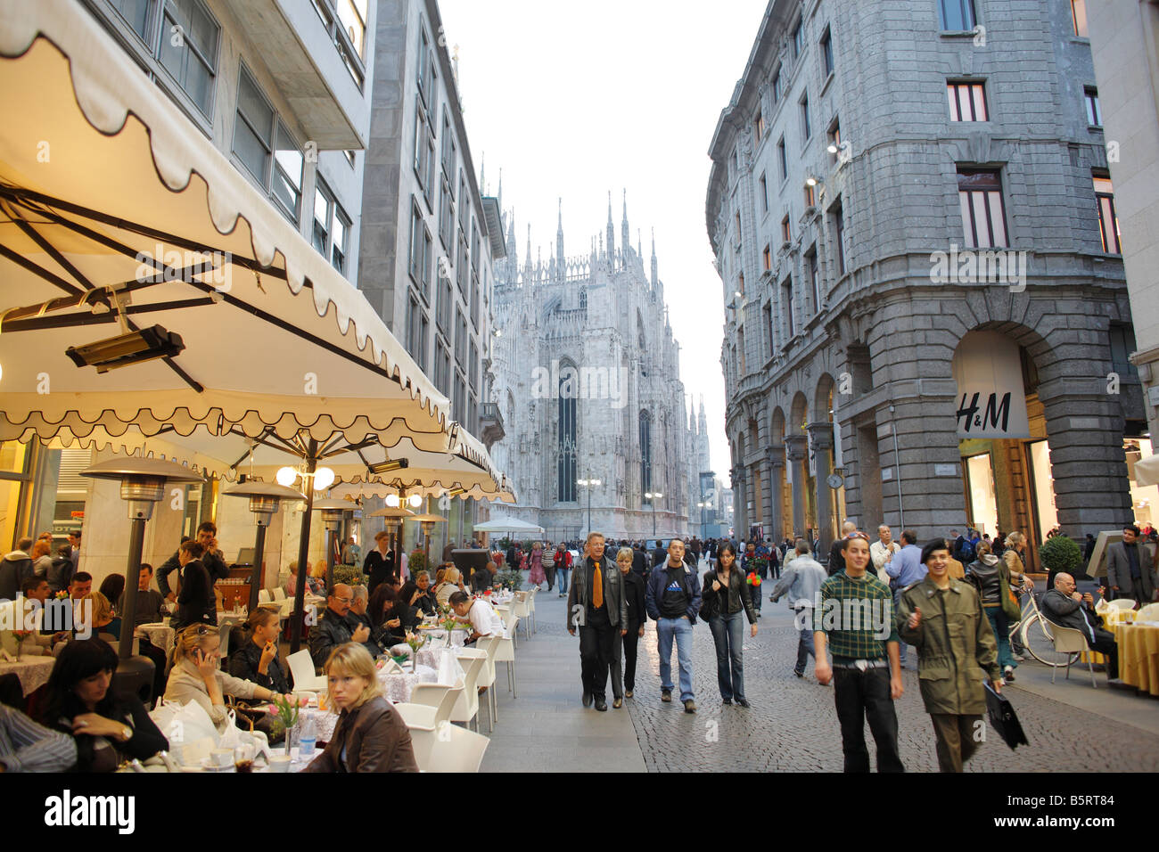 Ristorante all'aperto vicino a Piazza del Duomo, Milano, Italia Foto Stock