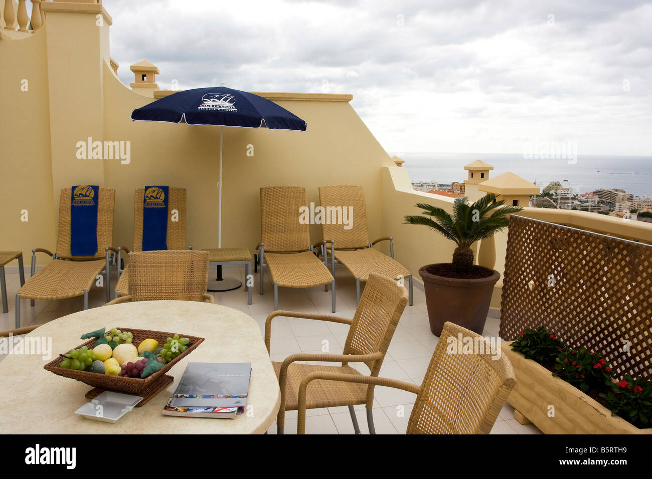 Balcone Terrazza di un hotel costoso sala con tavolo sedie e lettini a sdraio Foto Stock