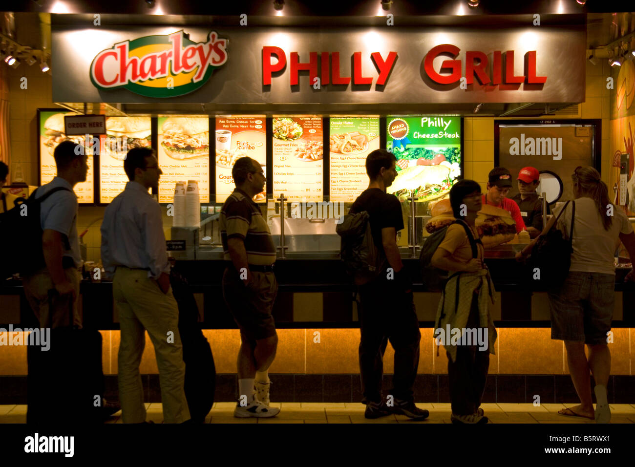 I viaggiatori di attendere in linea presso un ristorante fast food in Aeroporto Internazionale Minneapolis Saint Paul a Minneapolis Minnesota Foto Stock