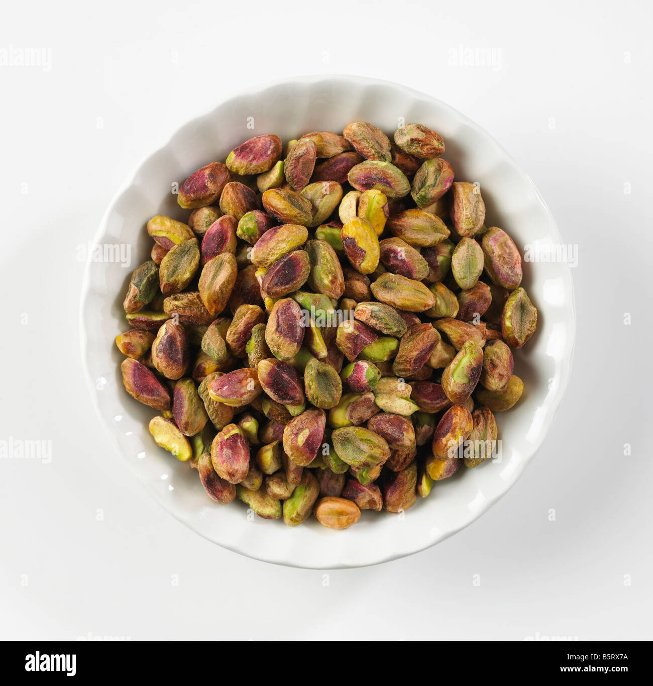 Pistacchio Kernels nella ciotola bianco Foto Stock