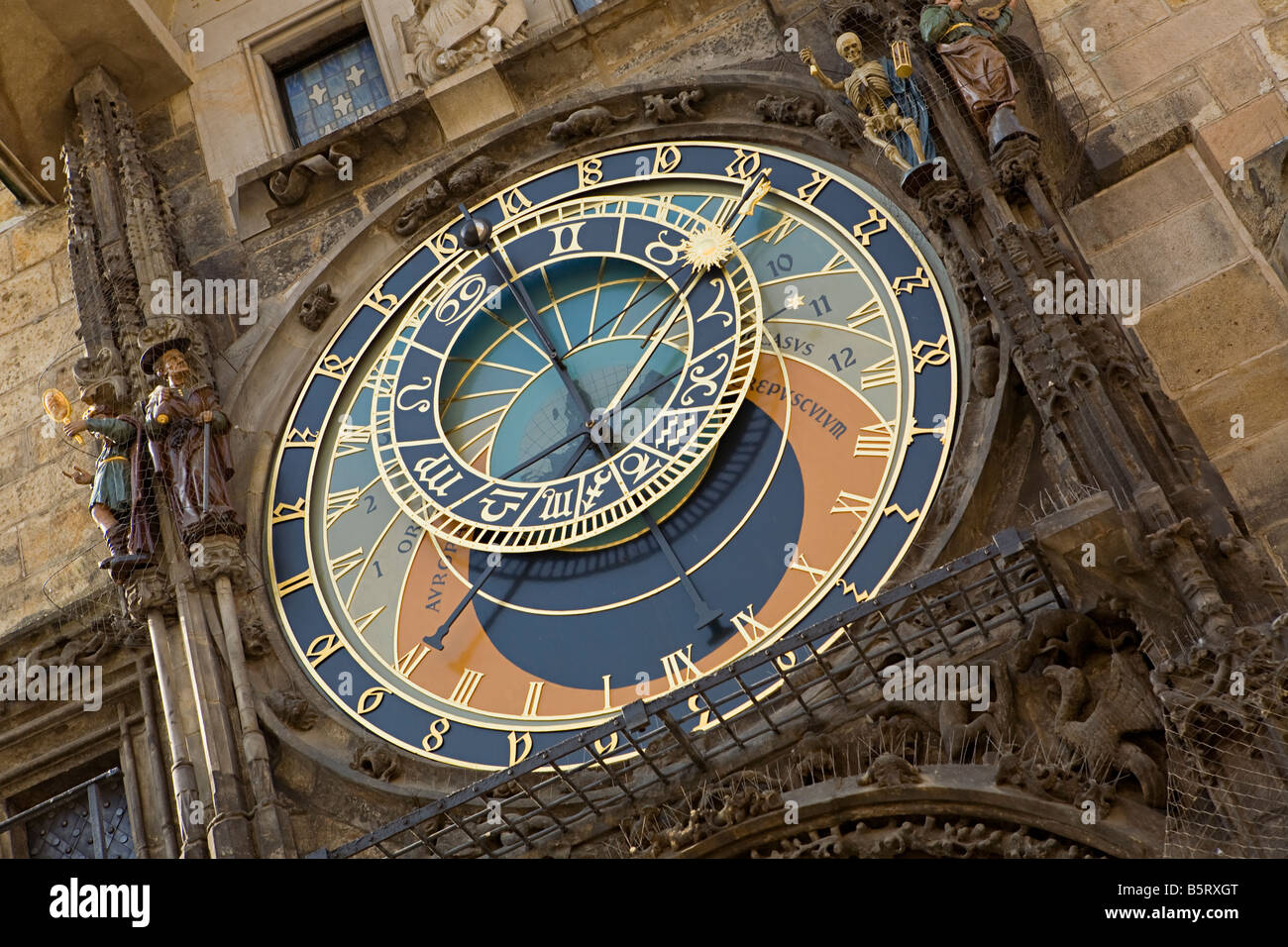 L'Orologio Astronomico di Praga o Prague Orloj, il Vecchio Municipio e la Piazza della Città Vecchia, Repubblica Ceca Foto Stock