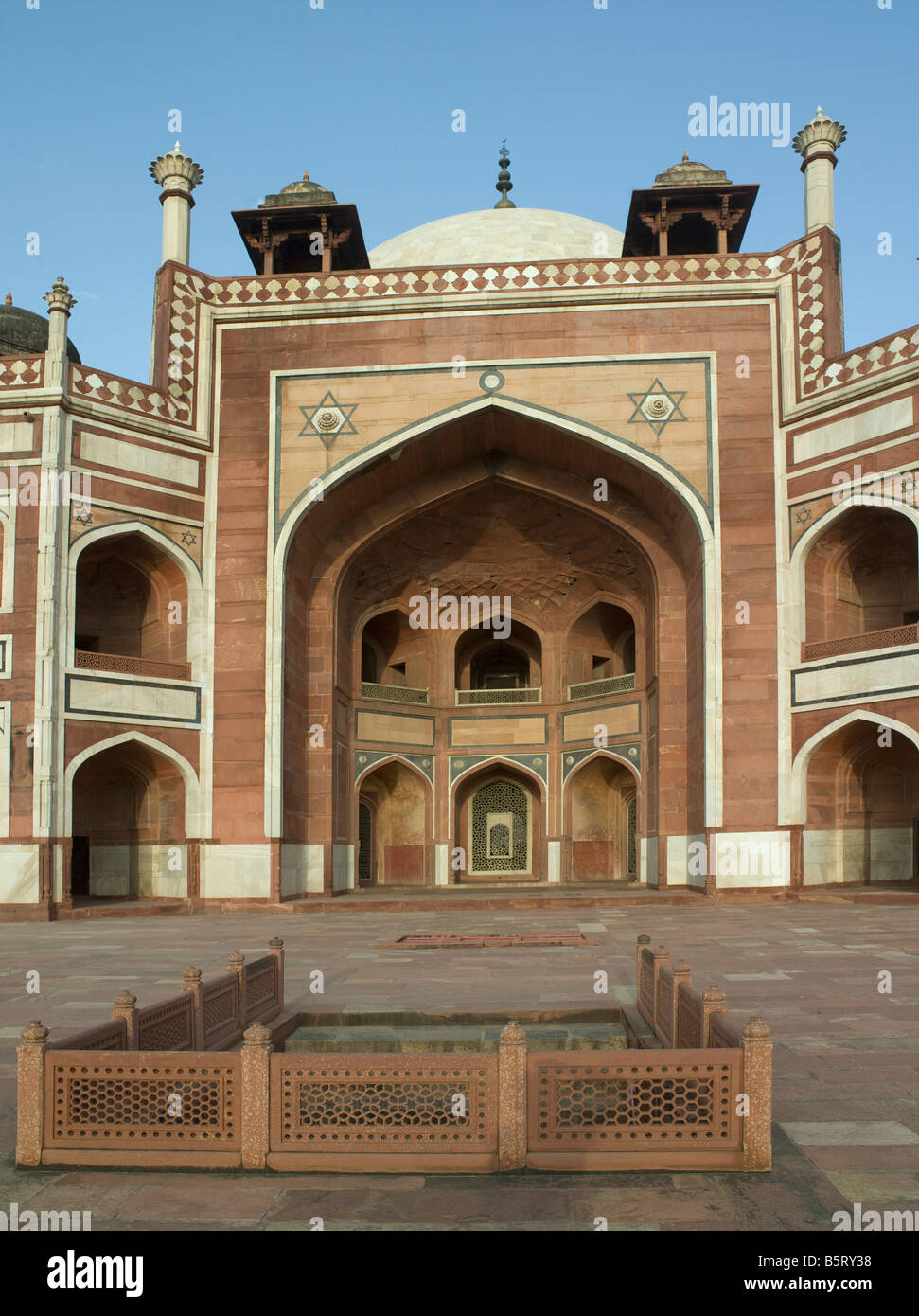Tomba di Humayuns Delhi India Mausoleo di seconda imperatore Mughal nicchia centrale Foto Stock