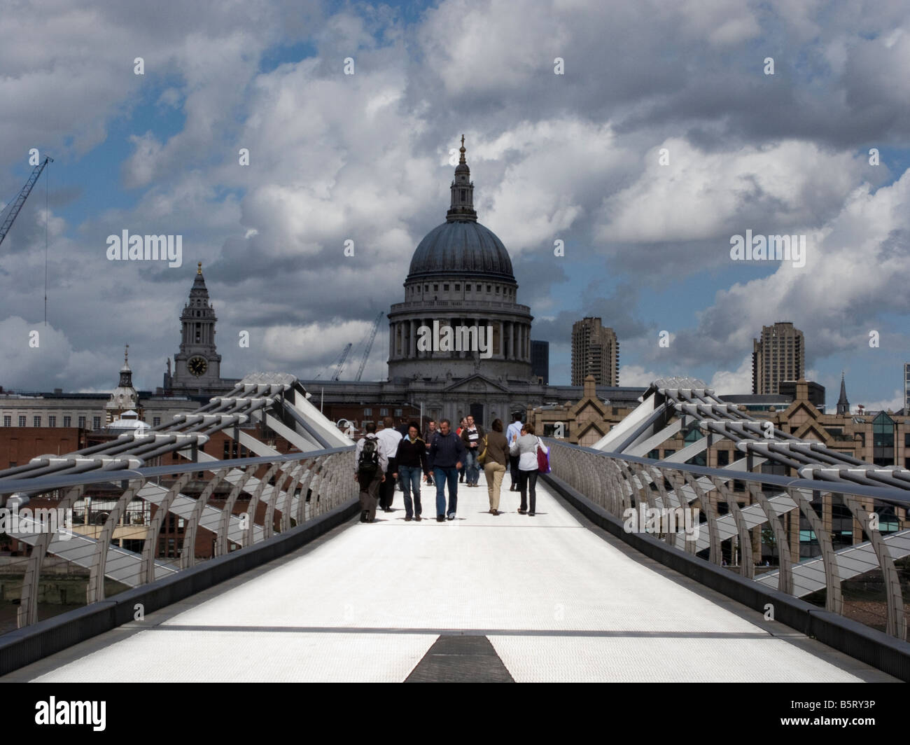 UK London Millenium Bridge e alla Cattedrale di St Paul Foto Stock