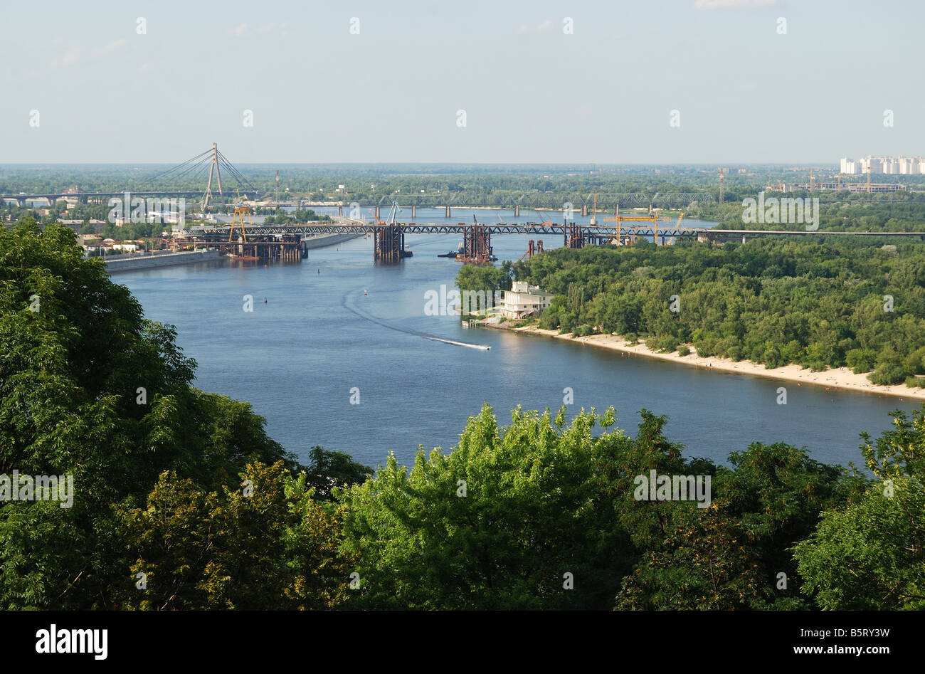 Ampio fiume dividendo Kiev in destra e sinistra riverside, isole verdi rank con alberi, ponti in remoto Foto Stock