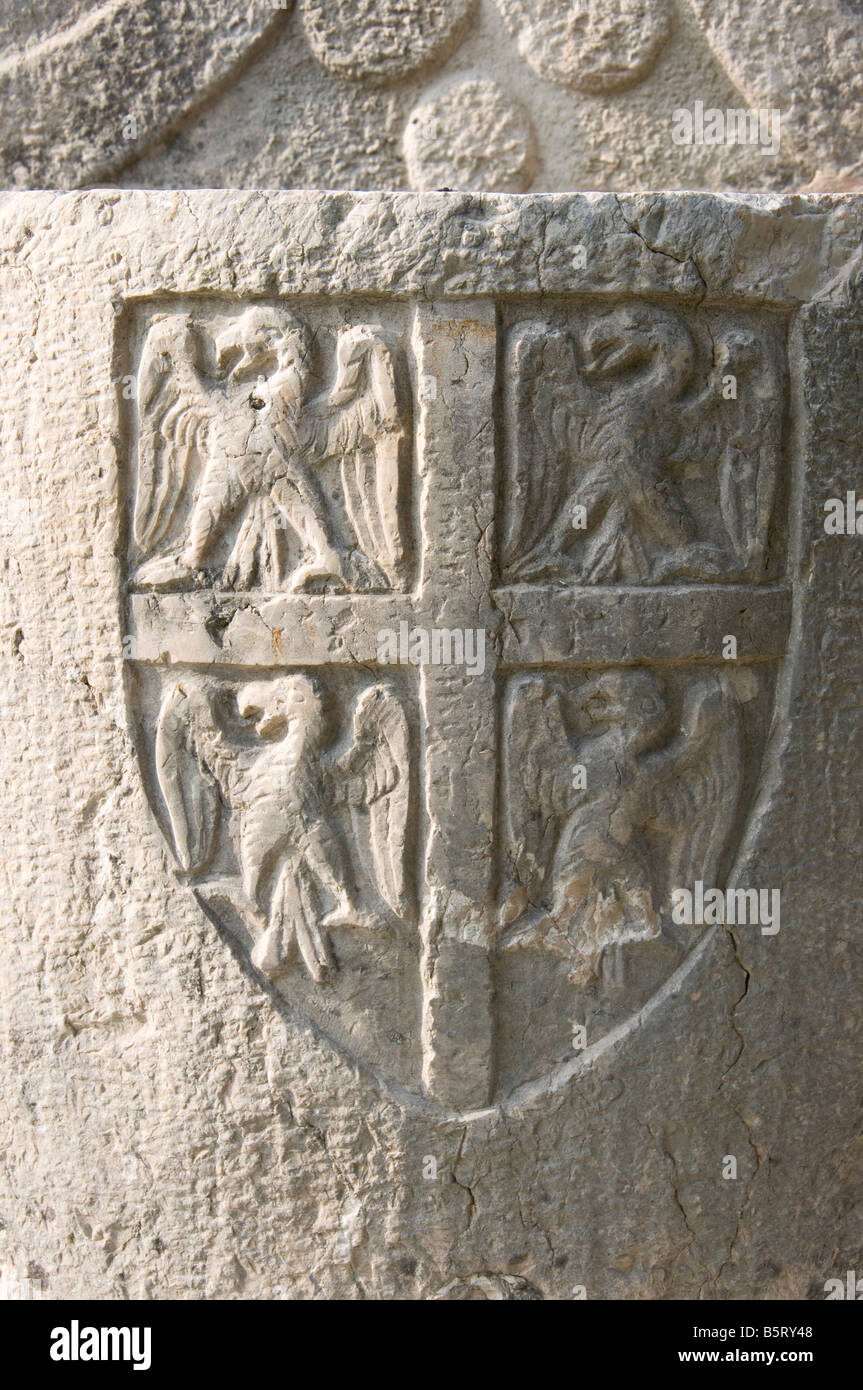 In pietra scolpita lo stemma su un acqua porta a molla della zona di Tignale Lago di Garda Italia Foto Stock