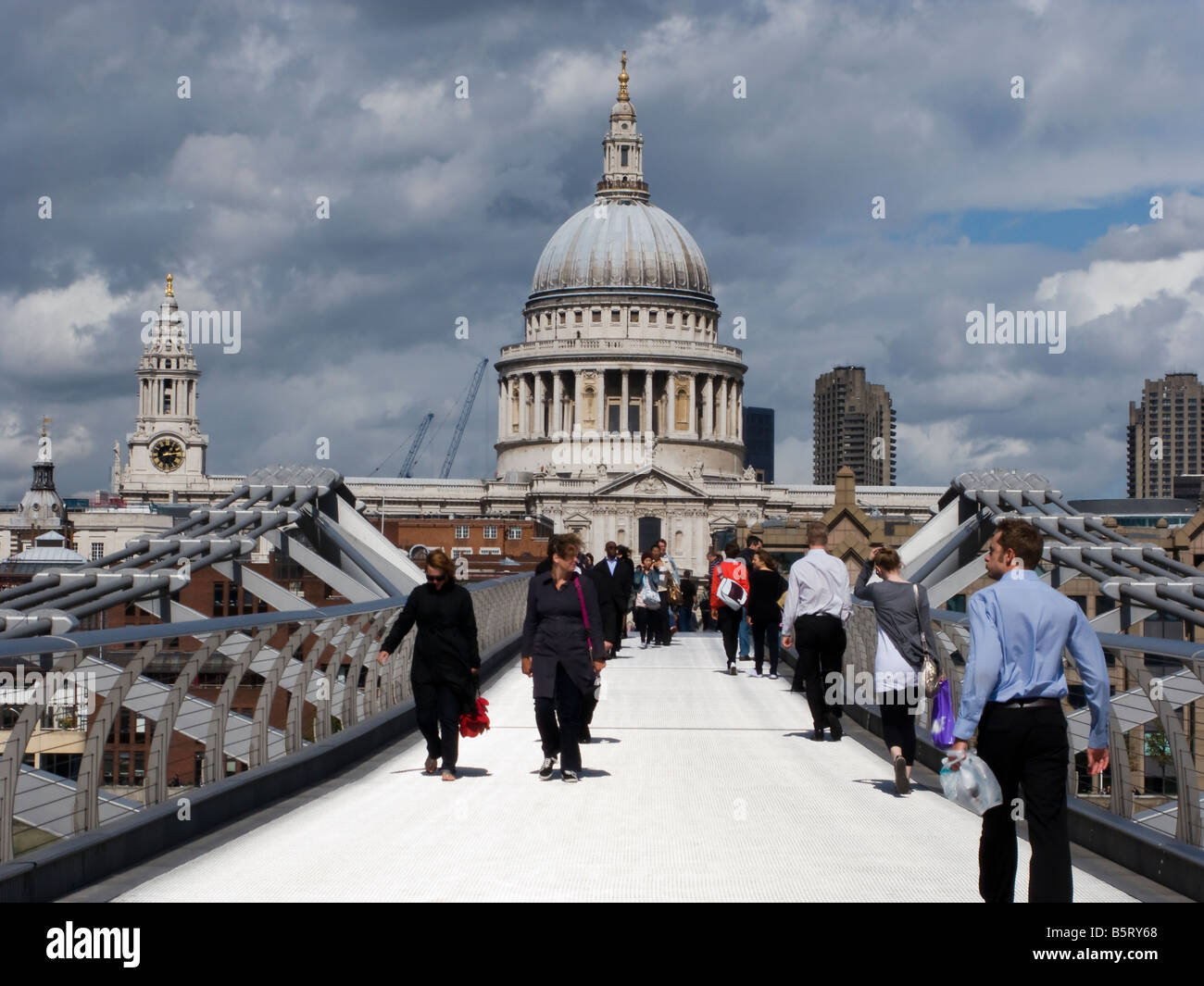 UK London Millenium Bridge e alla Cattedrale di St Paul Foto Stock