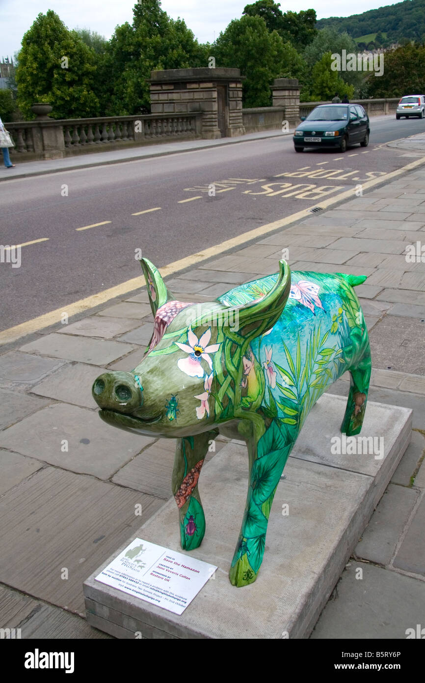 Dipinto di scultura di maiale è una parte di arte pubblica caso re Bladud s suini in Bath Somerset Inghilterra Foto Stock