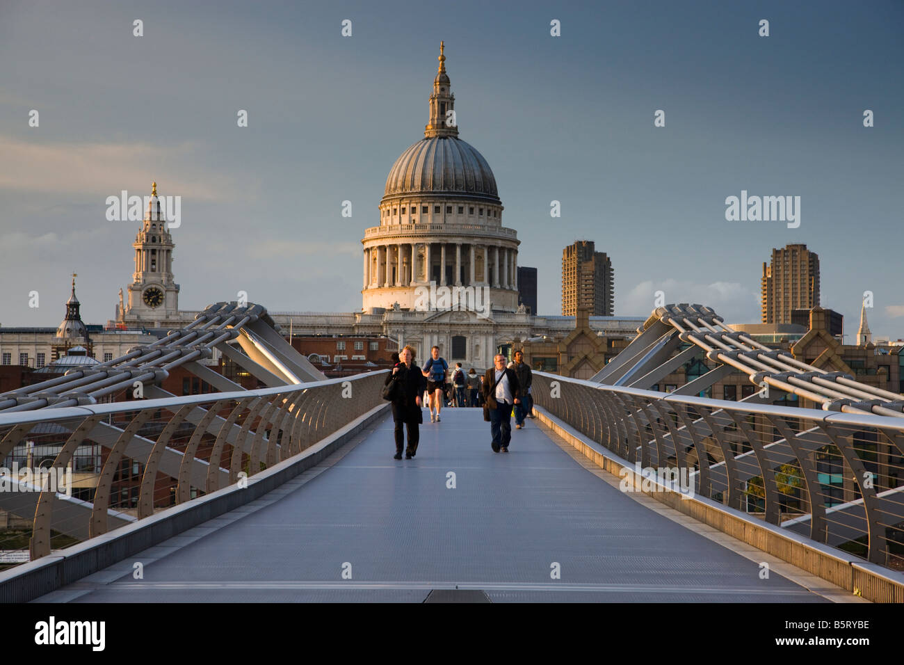 Regno Unito Londra St Pauls Cathedral visto oltre il Millenium Bridge Foto Stock