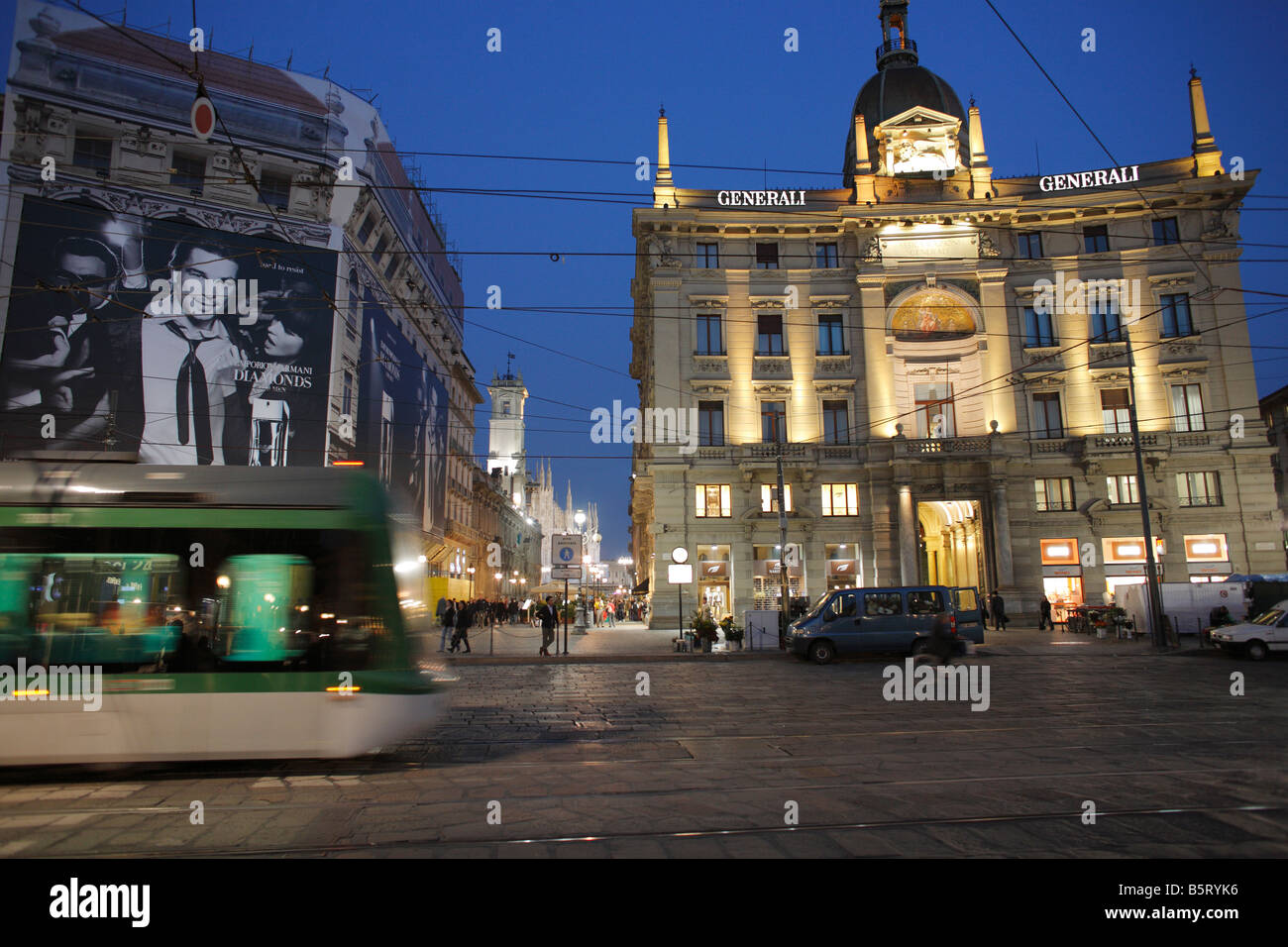 Automobile della via tram, Milano, Italia Foto Stock