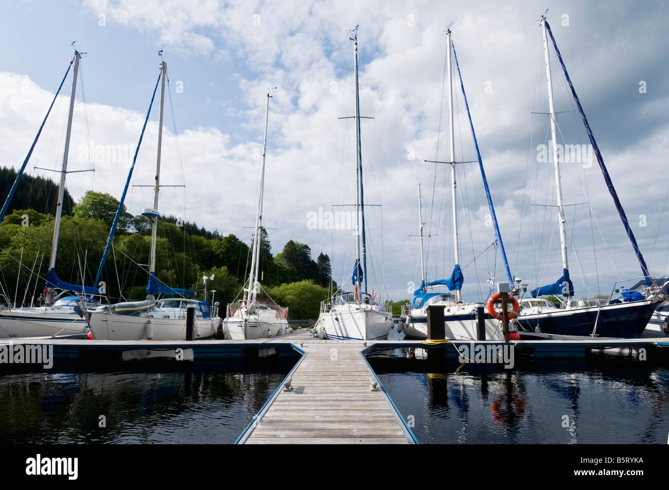 Barche a vela ormeggiata al porto di Crinan canal a Bellanoch, Argyl e Bute, Scozia Foto Stock