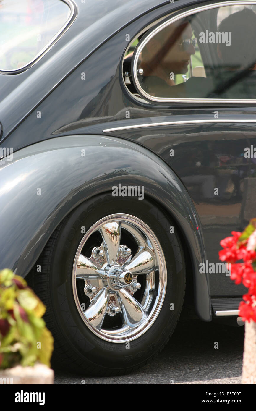 Volkswagen maggiolino montato con empi cromato ruote Foto stock - Alamy