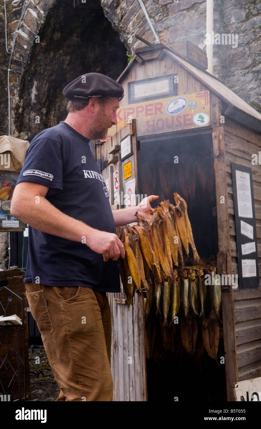 Con salmone e aringhe di essere fumato durante l'annuale Festival di aringhe nel villaggio costiero di Clovelly North Devon England Regno Unito Foto Stock