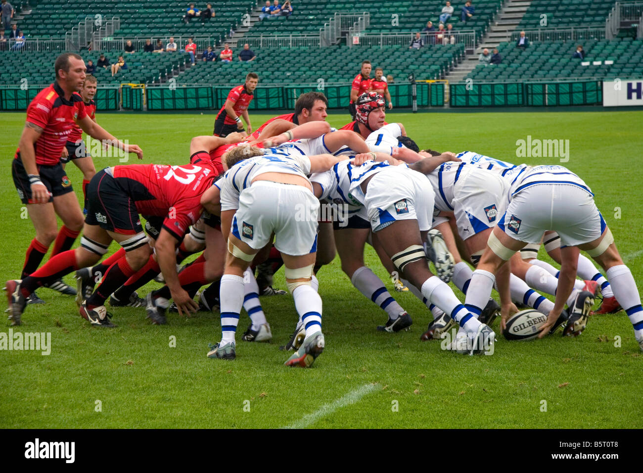 Gli uomini di giocare una partita di rugby in città di Bath Somerset Inghilterra Foto Stock