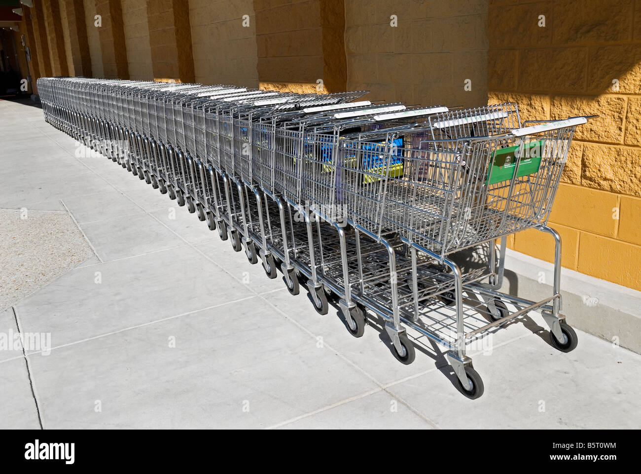 La linea di carrelli di shopping nella parte anteriore del negozio di alimentari Foto Stock