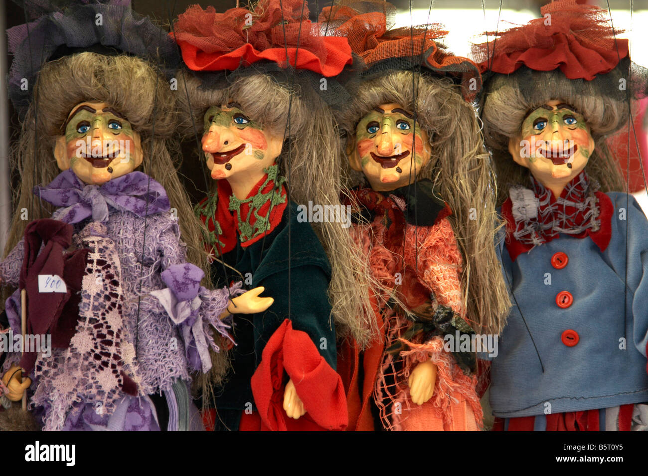 Le streghe bambole in vendita presso Havelska Mercato nella Città Vecchia (Staré Mesto), Praga Foto Stock