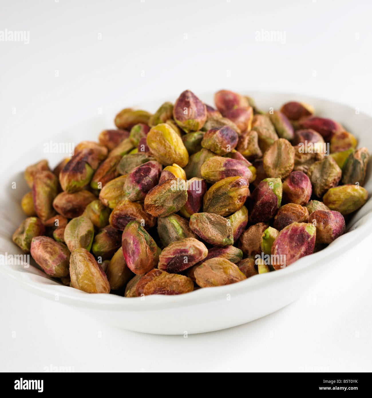 Pistacchio Kernels nella ciotola bianco Foto Stock