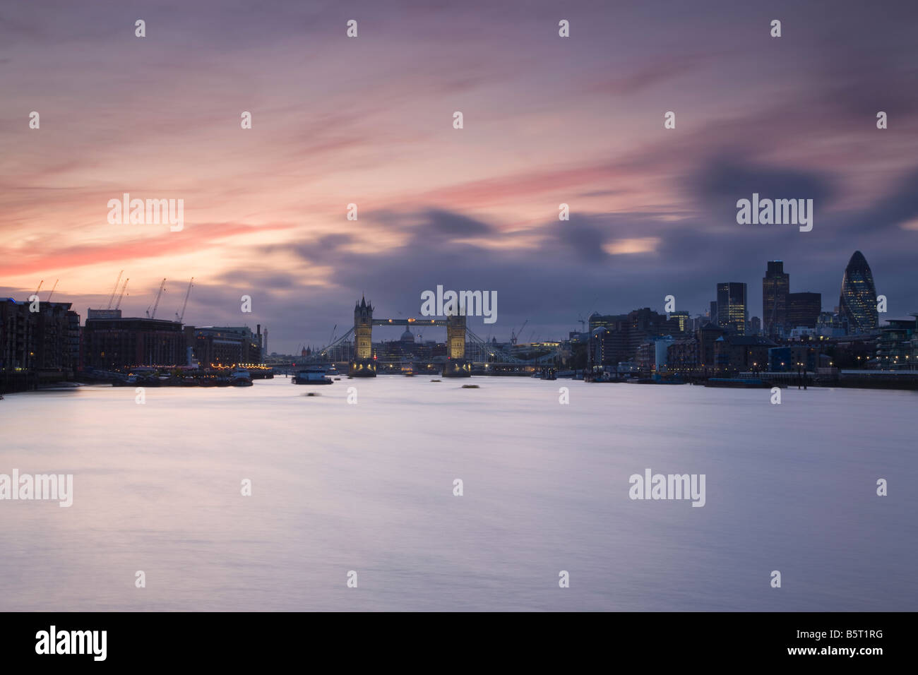UK London Tower Bridge e la città vista sul fiume Tamigi Foto Stock