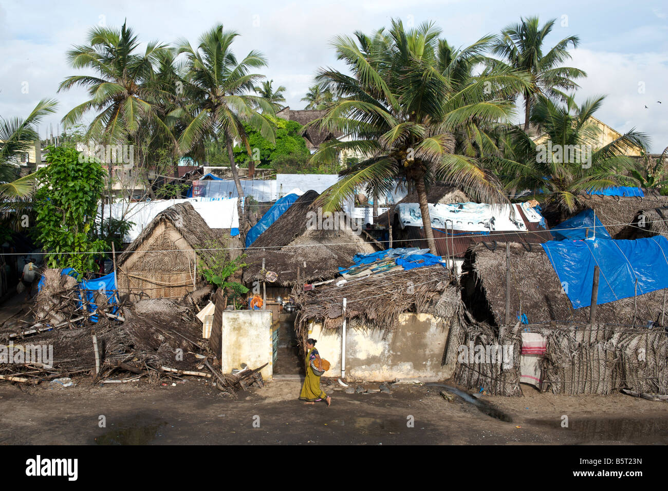 Alloggiamento al di là della struttura di frangionde in Pondicherry India. Foto Stock