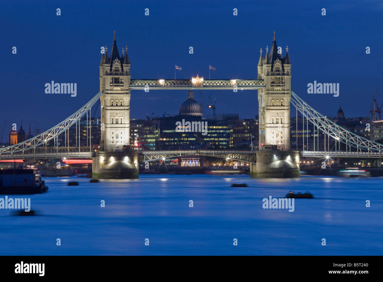 UK London Tower Bridge e la città vista sul fiume Tamigi Foto Stock