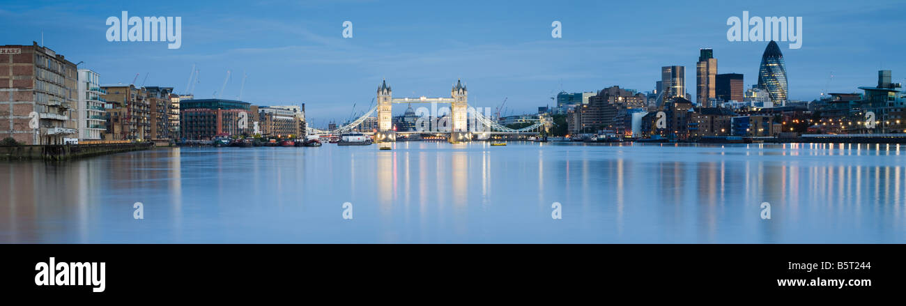 UK London Tower Bridge e la città vista sul fiume Tamigi Foto Stock