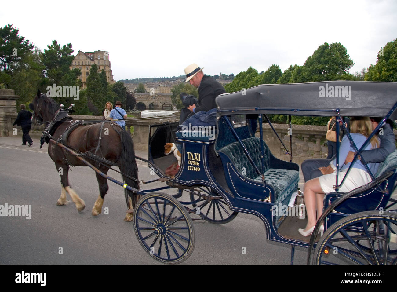 Carro trainato da cavalli taxi nella città di Bath Somerset Inghilterra Foto Stock