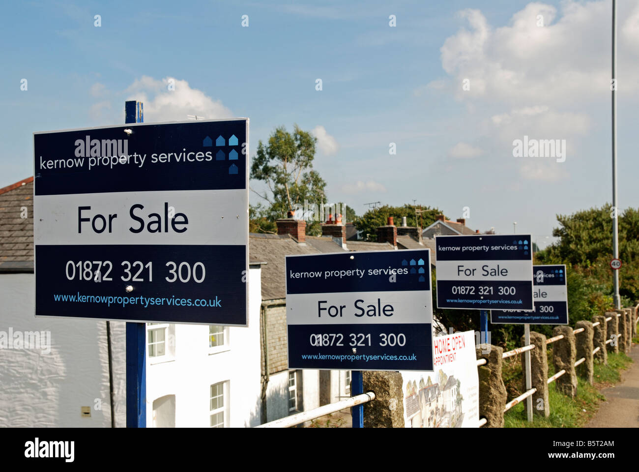 In vendita segni al di fuori le case di truro,cornwall, Regno Unito Foto Stock