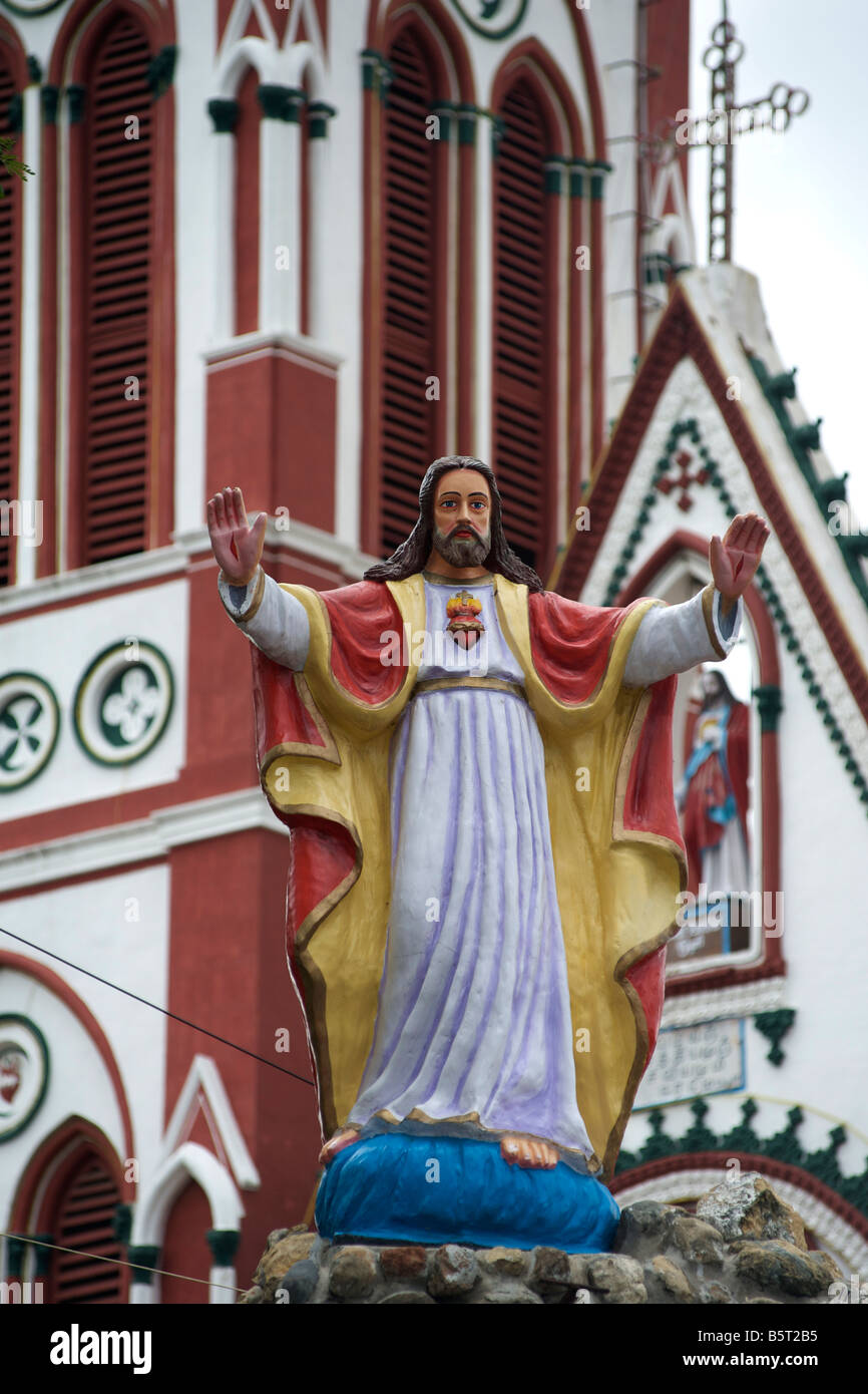 Statua di Cristo sulla Chiesa del Sacro Cuore di Gesù sul South Boulevard di Pondicherry India. Foto Stock