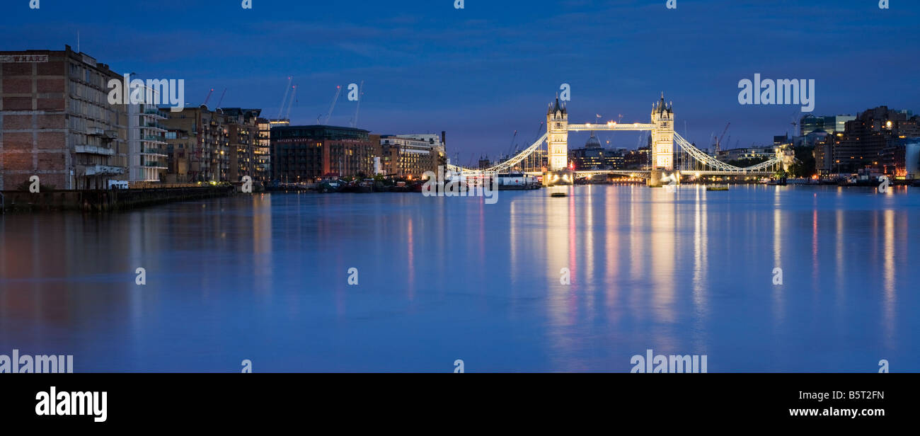 UK London Tower Bridge e la città vista sul fiume Tamigi Foto Stock