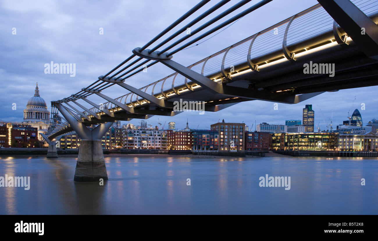 Regno Unito Londra St Pauls Cathedral e il Millenium Bridge visto oltre il fiume Tamigi Foto Stock