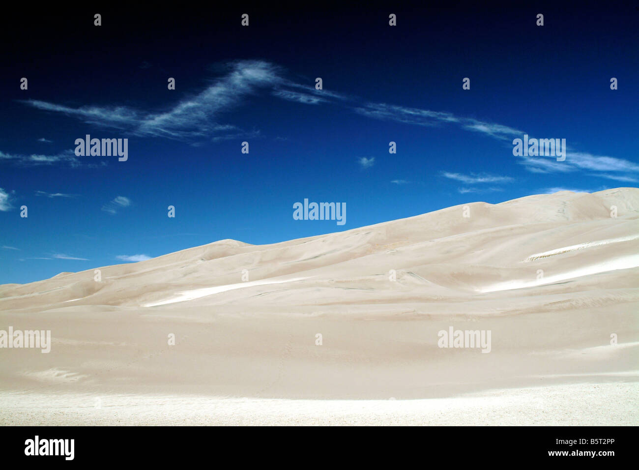 Le dune di sabbia bianca blue sky nuvole drammatico stati uniti d'America rurale spazio deserto aperta Foto Stock