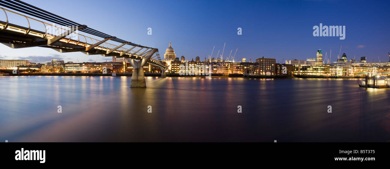 Regno Unito Londra St Pauls Cathedral e il Millenium Bridge visto oltre il fiume Tamigi Foto Stock