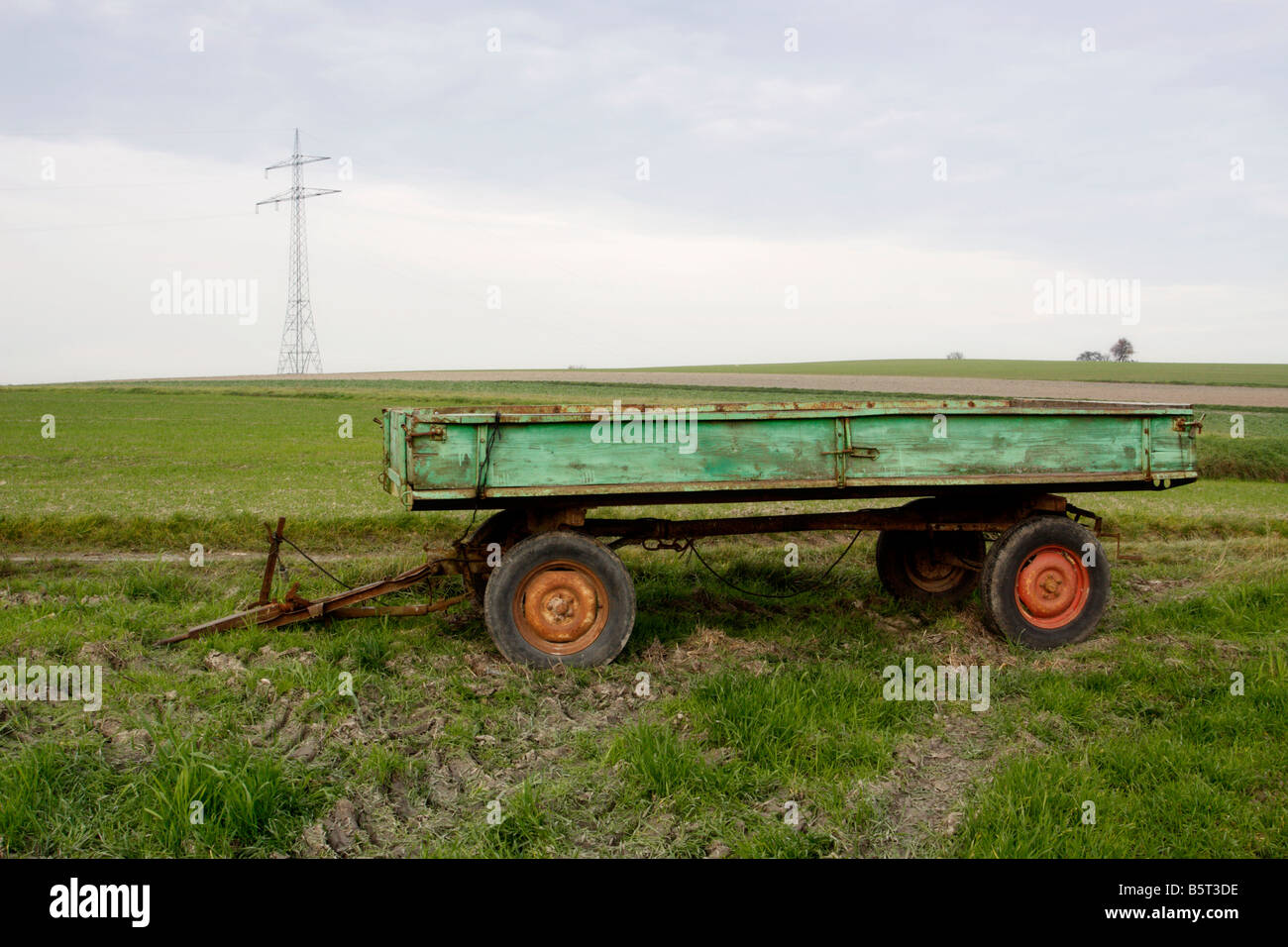 Camion rimorchio e linee di alimentazione in Germania. Foto Stock