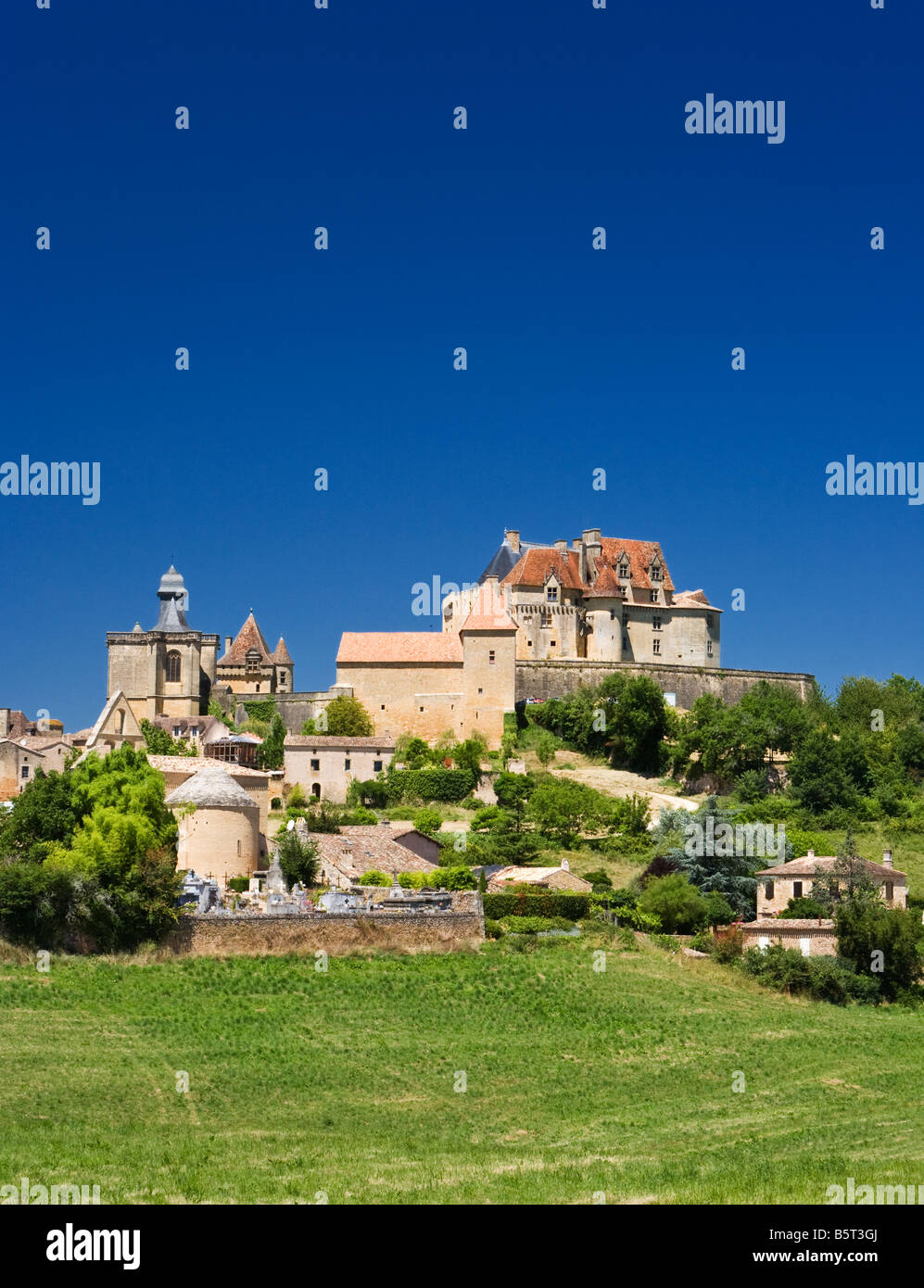 Chateau de Biron un tipico castello fortificato francese del Medioevo nella regione della Dordogna in Francia Europa Foto Stock