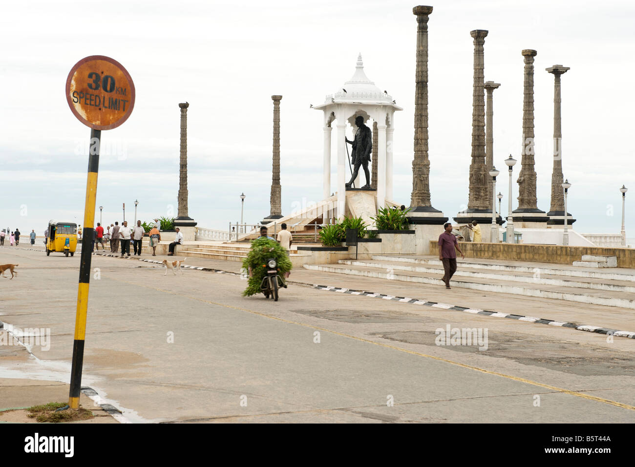 Goubert Avenue e il Mahatma Gandhi statua in Pondicherry India. Foto Stock