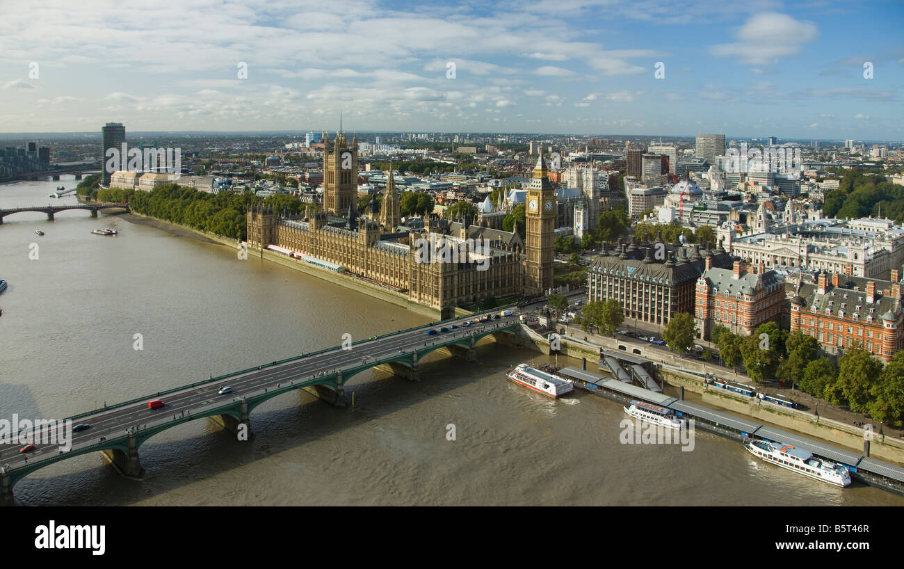 Regno Unito Londra vista in elevazione oltre la casa del parlamento e il fiume Tamigi Foto Stock