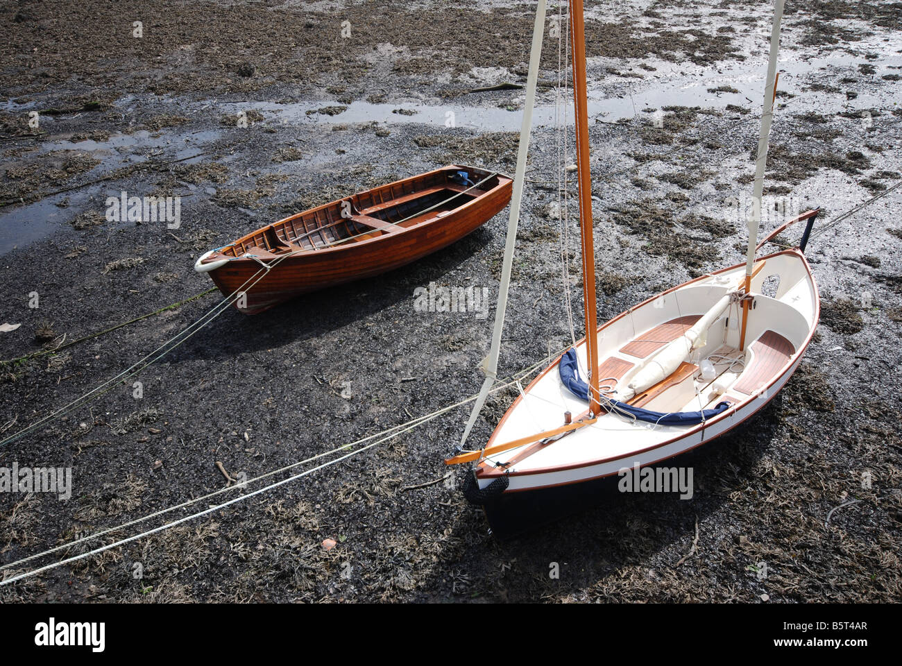 A filamento imbarcazioni a bassa marea, Città Bassa, Fishguard, Pembrokeshire, Galles Foto Stock