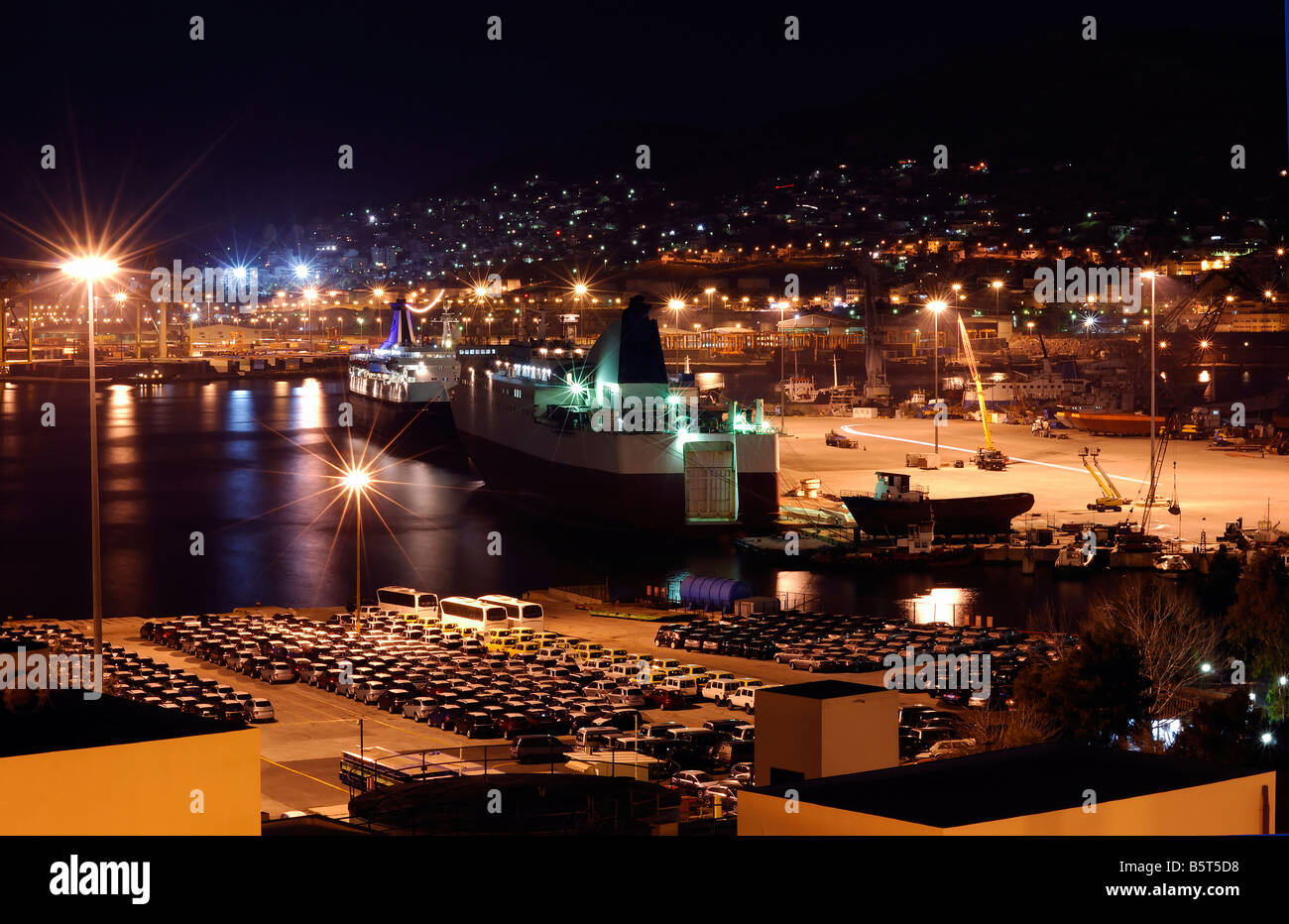 Il porto del Pireo di notte Foto Stock