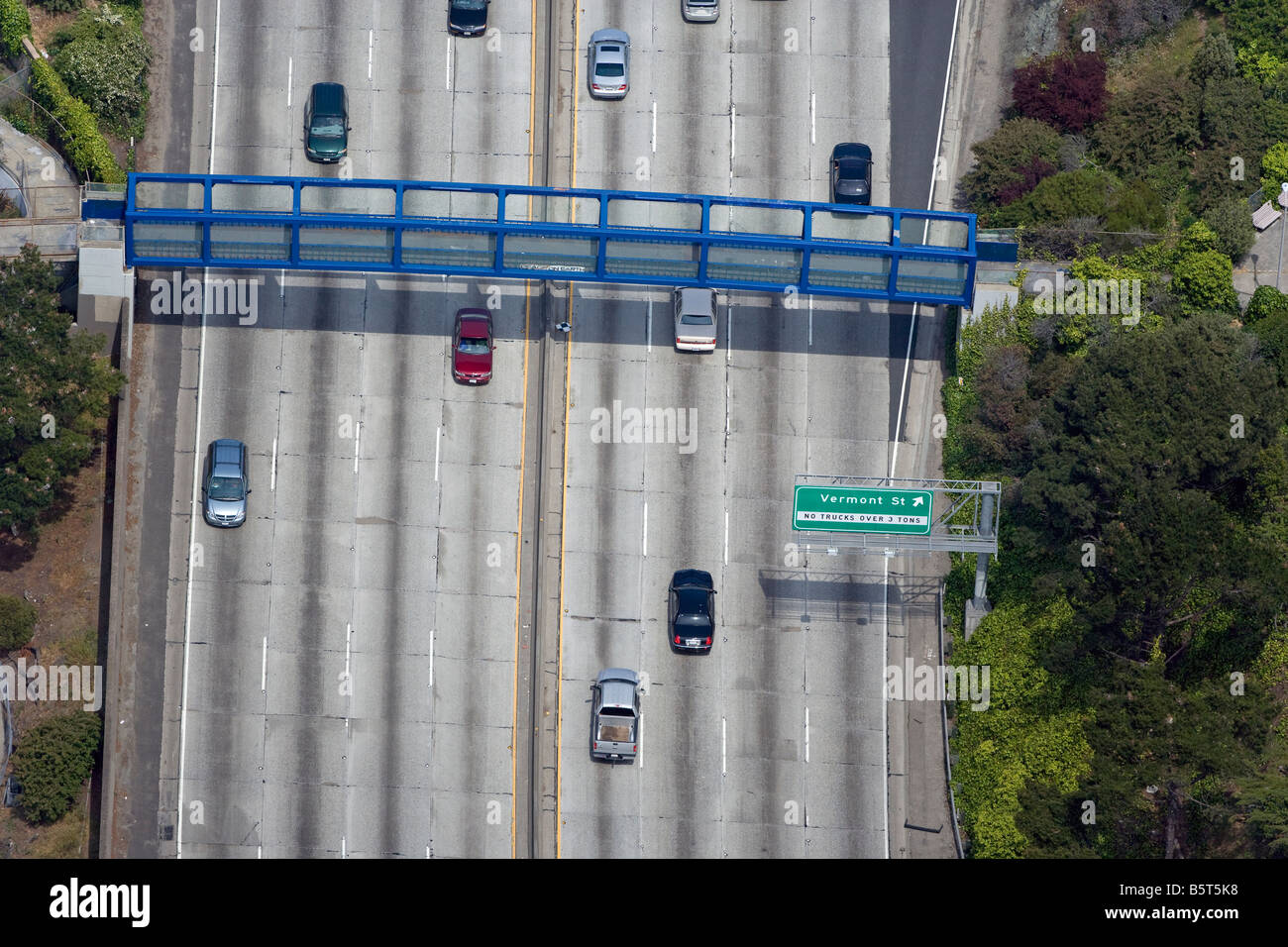 Vista aerea al di sopra di un pedone otto corsie su incrocio sulla US 101 in San Francisco California Foto Stock