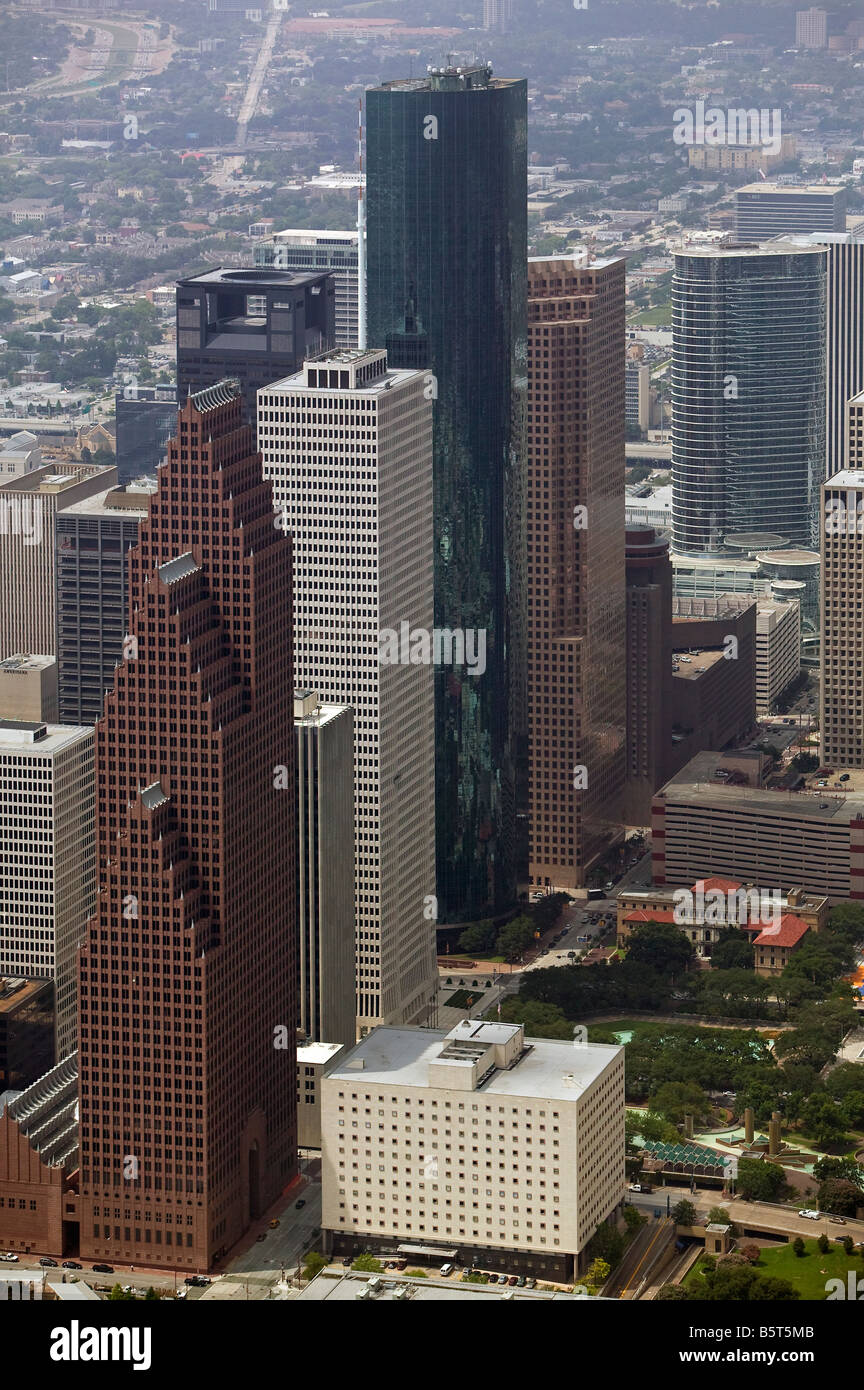 Vista aerea sopra la Wells Fargo Plaza Bank of America centro e altri grattacieli di Houston Foto Stock