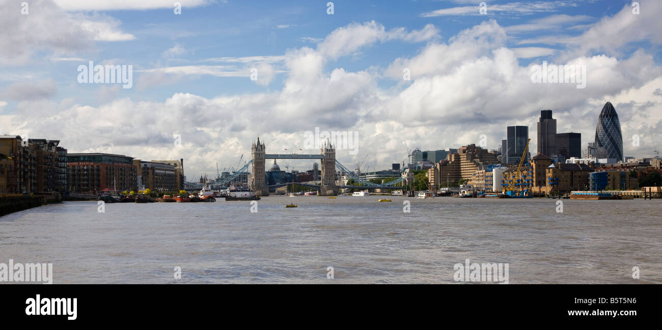 UK London Tower Bridge e la città vista sul fiume Tamigi Foto Stock