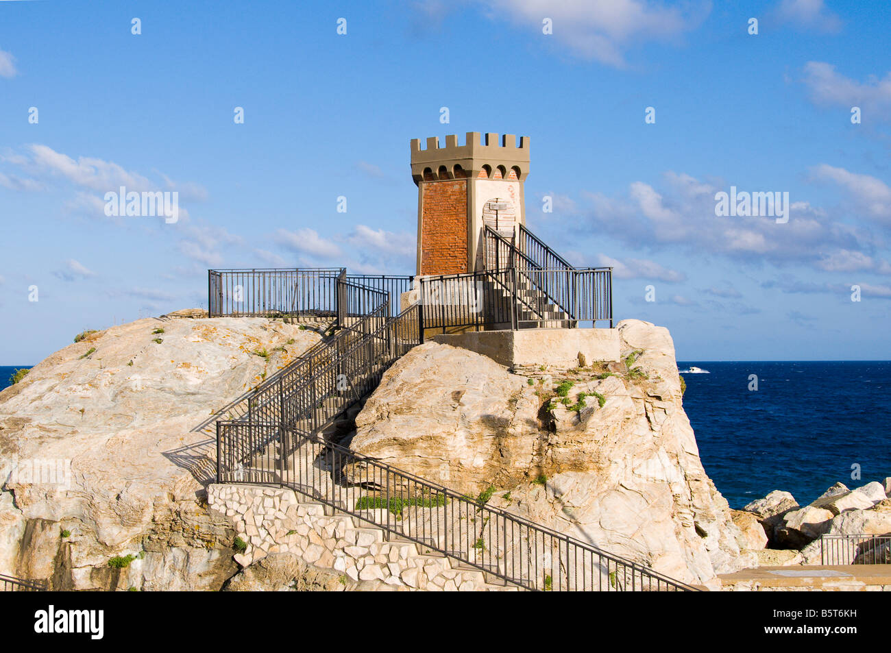 La torre di avvistamento trovato nel porto di Rio Marina Isola d'Elba, Toscana, Italia. Foto Stock