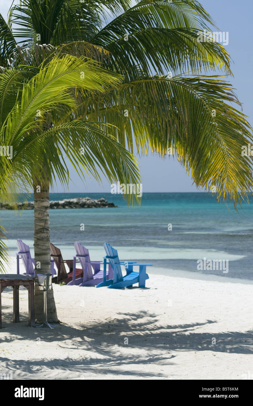 Sedie da spiaggia che si affaccia sulla spiaggia dei Caraibi e mare Foto Stock