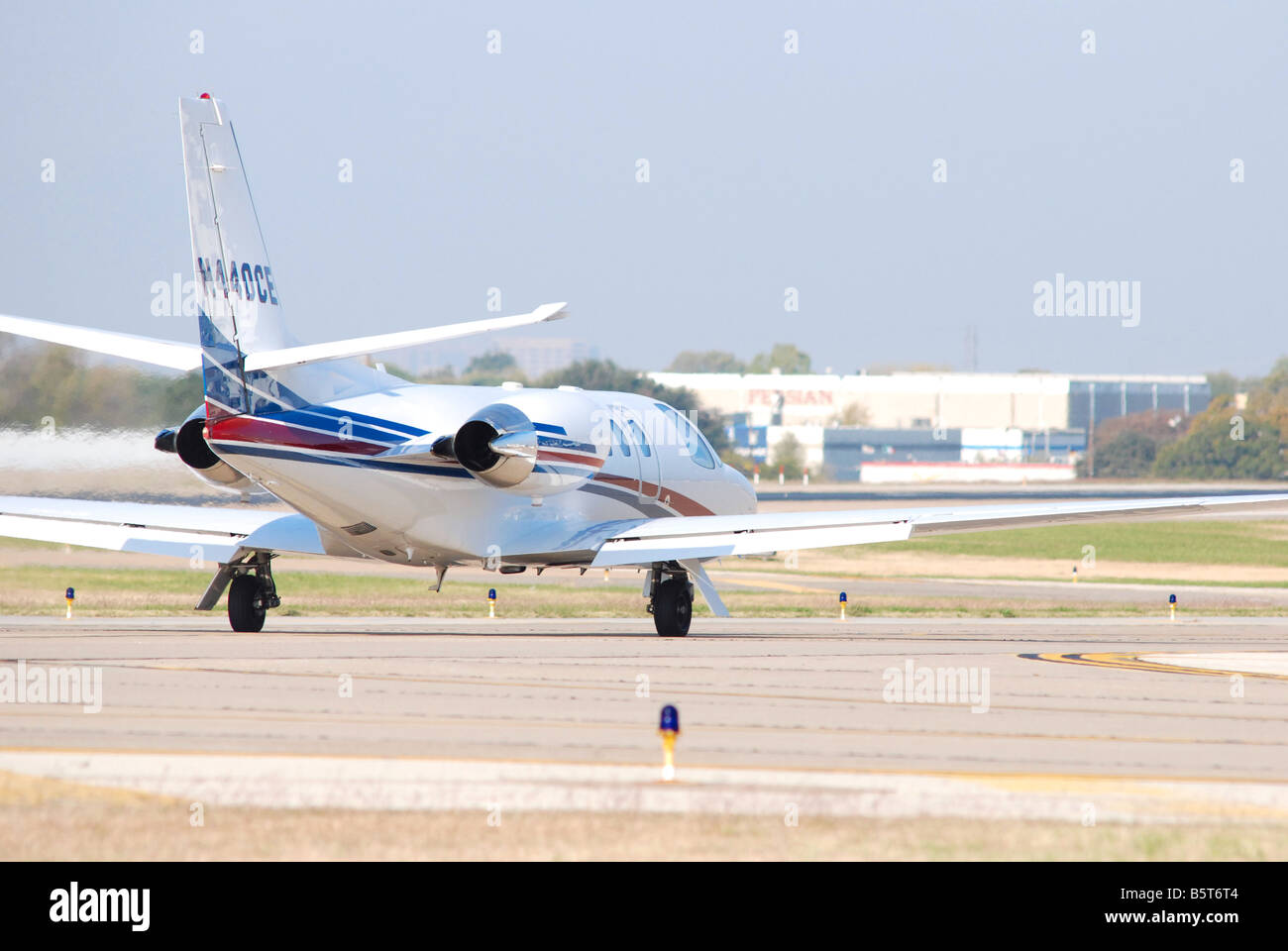 Piccolo jet privato aeroplano atterrano in un aeroporto Foto Stock