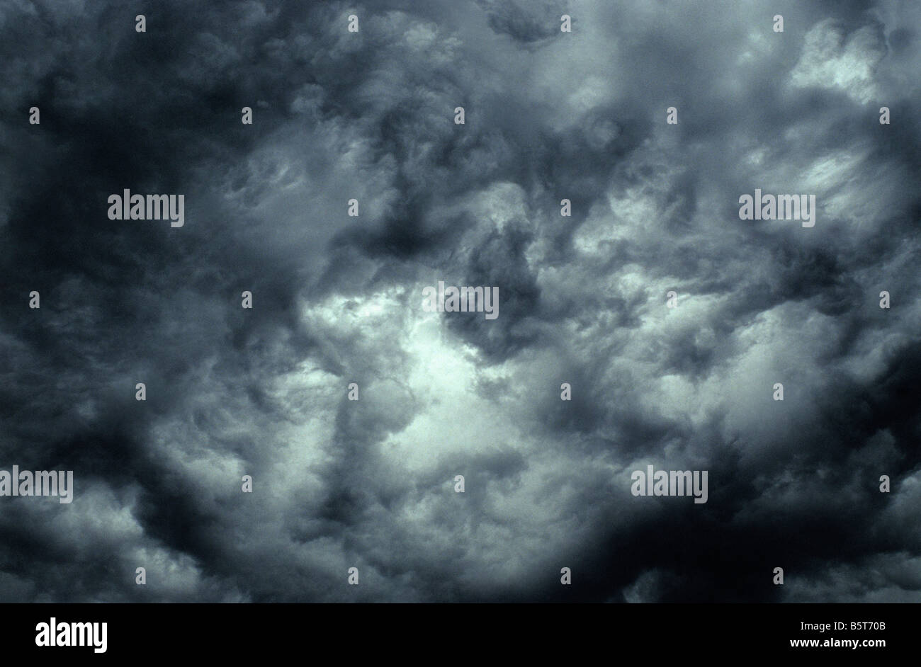 La raccolta di black storm nuvole - sud-Touraine, Francia. Foto Stock