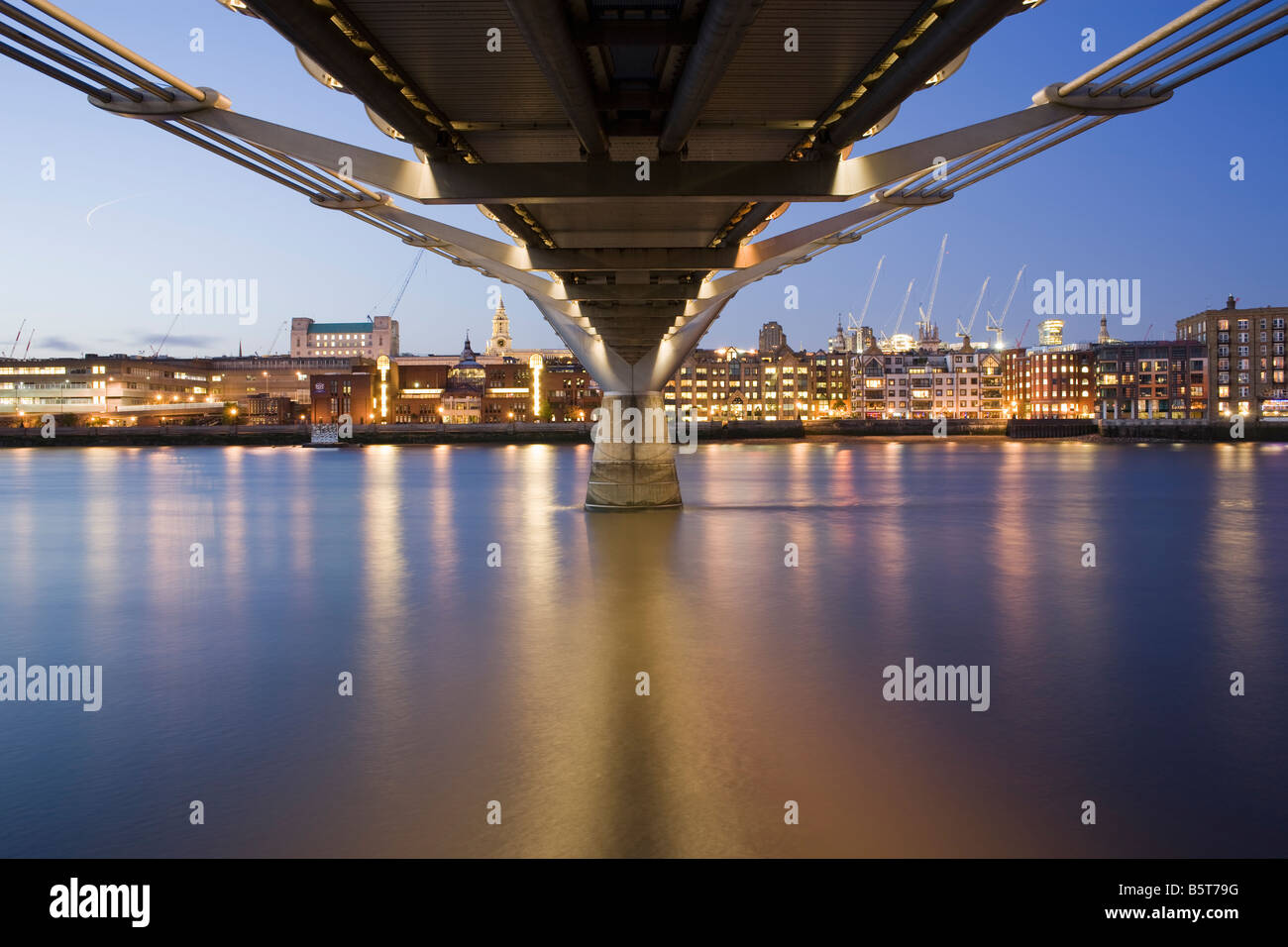 Regno Unito Londra St Pauls Cathedral e il Millenium Bridge visto oltre il fiume Tamigi Foto Stock