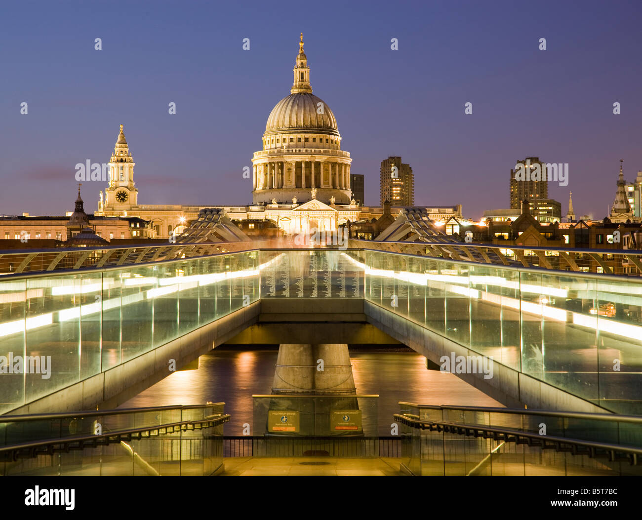Regno Unito Londra St Pauls Cathedral e il Millenium Bridge visto oltre il fiume Tamigi Foto Stock