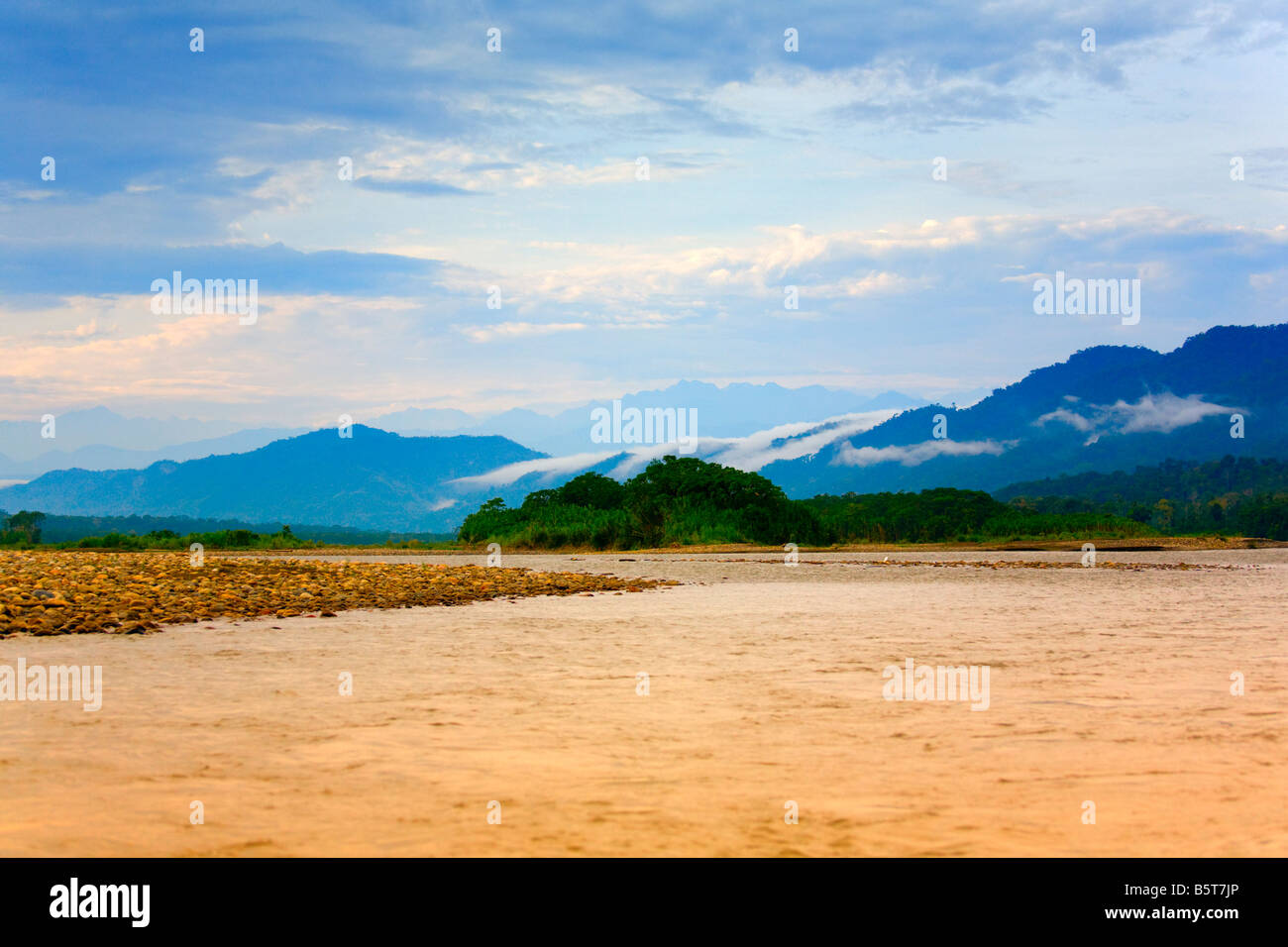 Mattina sul fiume Manu Foto Stock