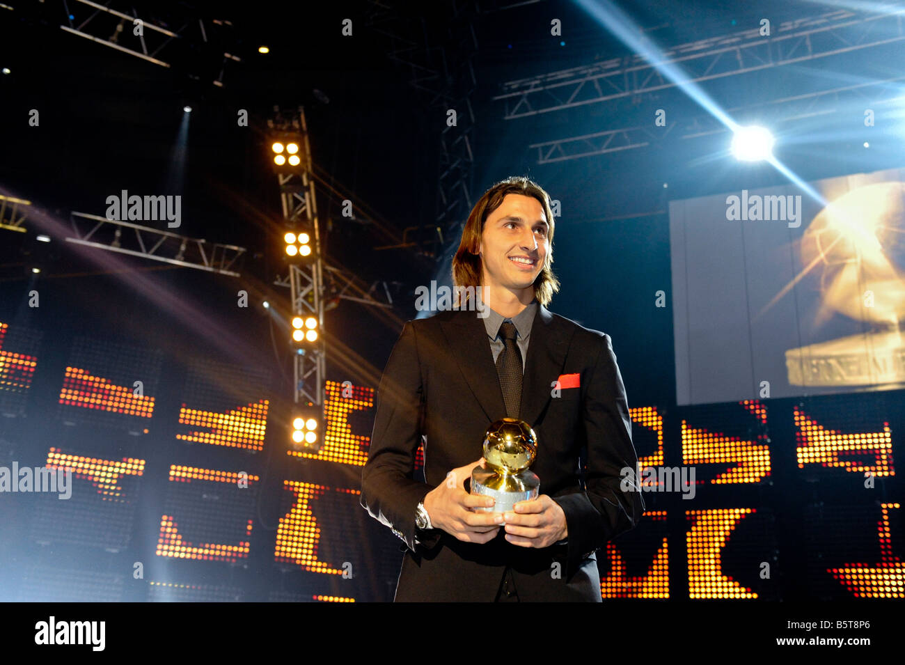 Il calciatore Zlatan Ibrahimovic riceve il premio il Pallone d'oro come Swedens Calciatore dell'anno Foto Stock